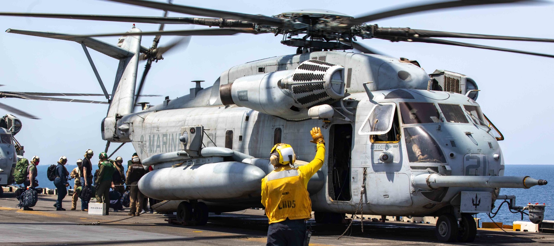 hmh-461 ironhorse ch-53e super stallion marine heavy helicopter squadron vmm-365rein uss bataan 179