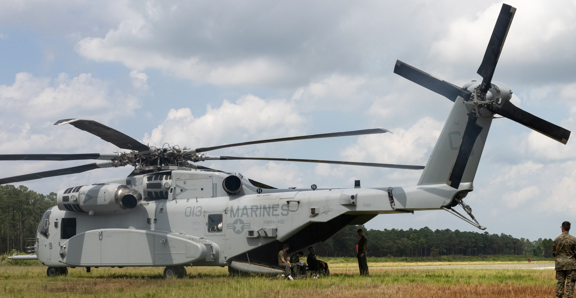 hmh-461 ironhorse ch-53k king stallion marine heavy helicopter squadron outlying field oak grove nc 208