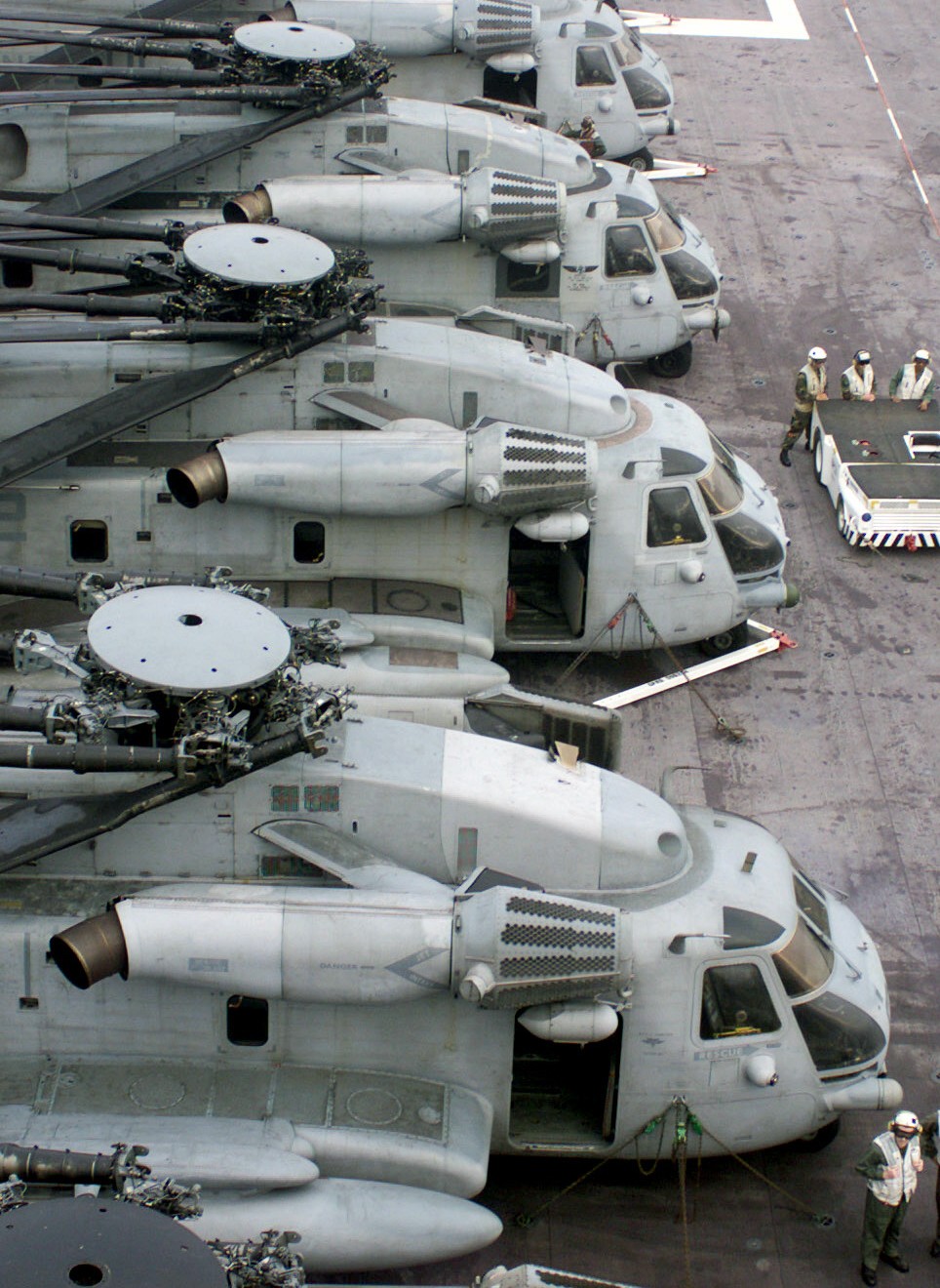 hmh-462 heavy haulers ch-53e super stallion marine heavy helicopter squadron lha-5 uss peleliu 16