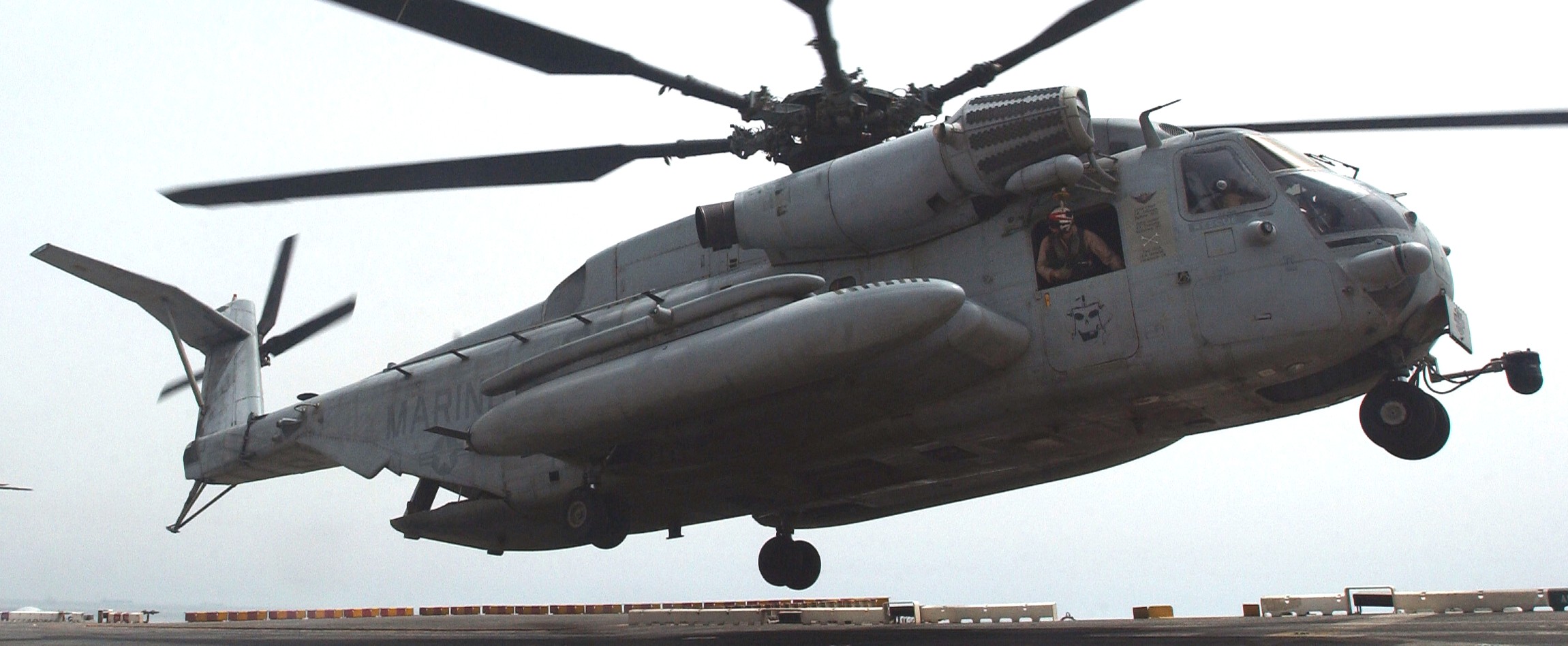 hmh-462 heavy haulers ch-53e super stallion marine heavy helicopter squadron lha-5 uss peleliu 31