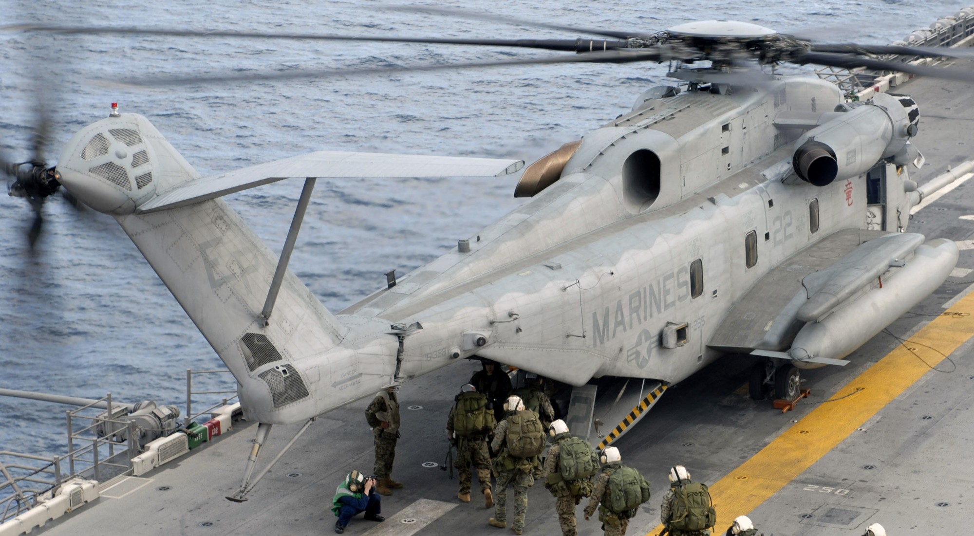 hmh-462 heavy haulers ch-53e super stallion marine heavy helicopter squadron 33