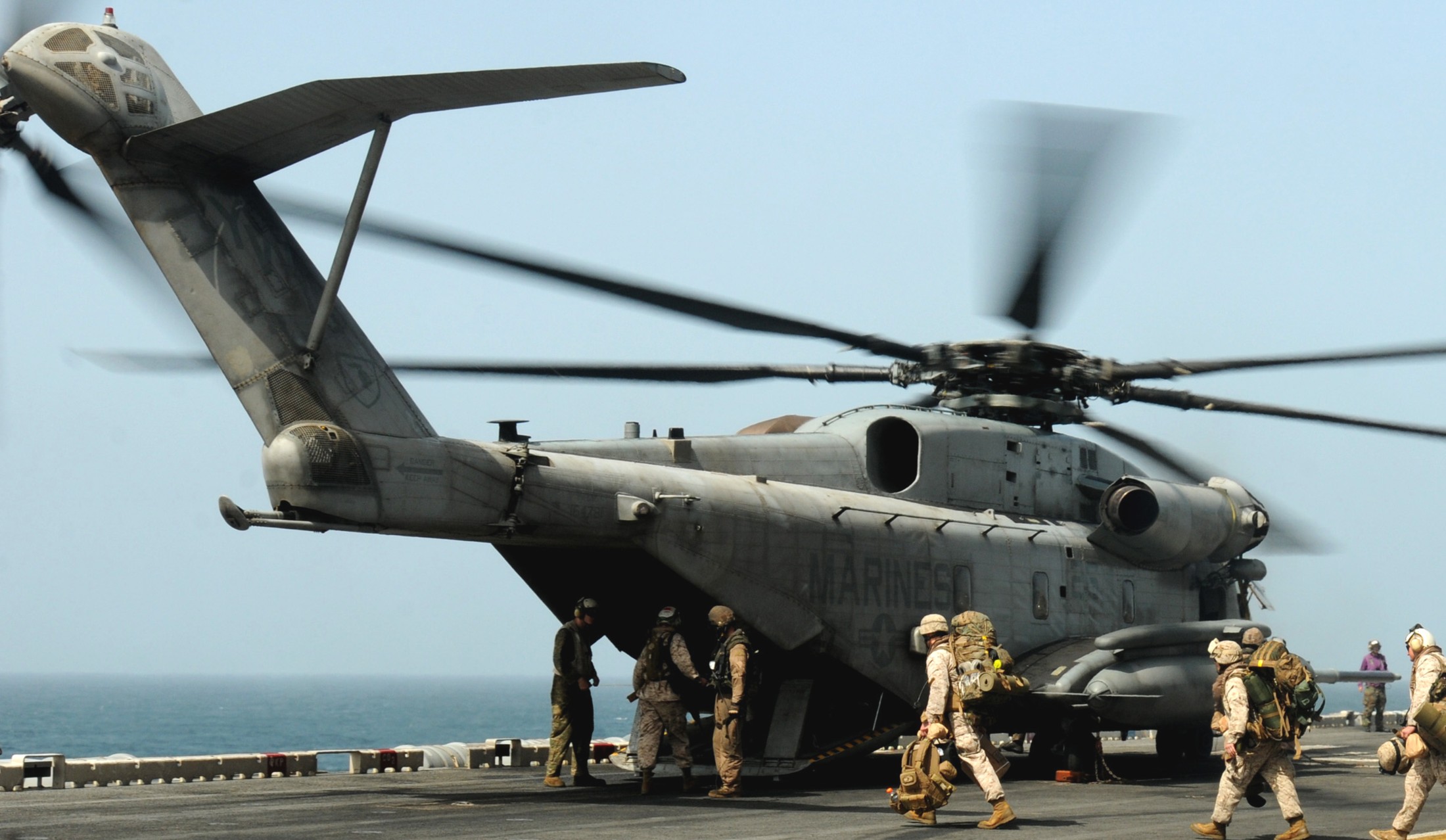 hmh-462 heavy haulers ch-53e super stallion marine heavy helicopter squadron lha-5 uss peleliu 43