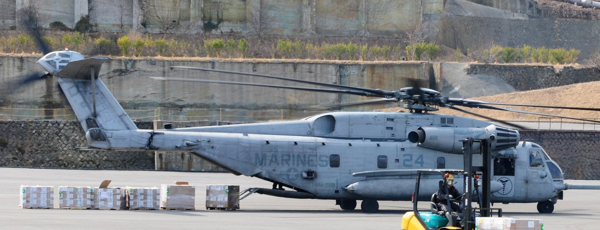 hmh-462 heavy haulers ch-53e super stallion marine heavy helicopter squadron lhd-2 uss essex 46