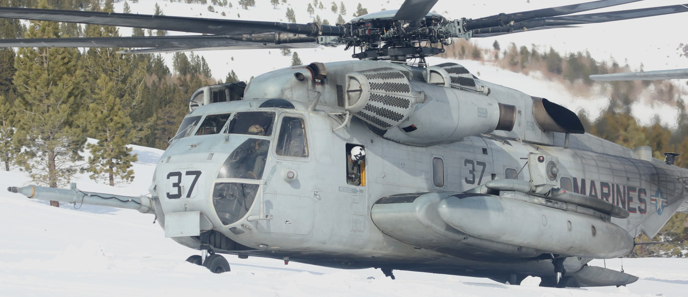 hmh-462 heavy haulers ch-53e super stallion marine heavy helicopter squadron bridgeport california 76