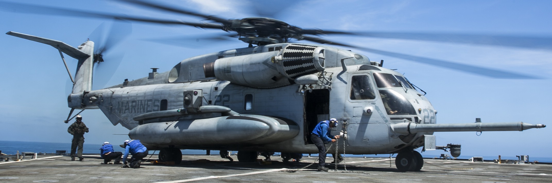 hmh-462 heavy haulers ch-53e super stallion marine heavy helicopter squadron lsd-52 uss pearl harbor 78