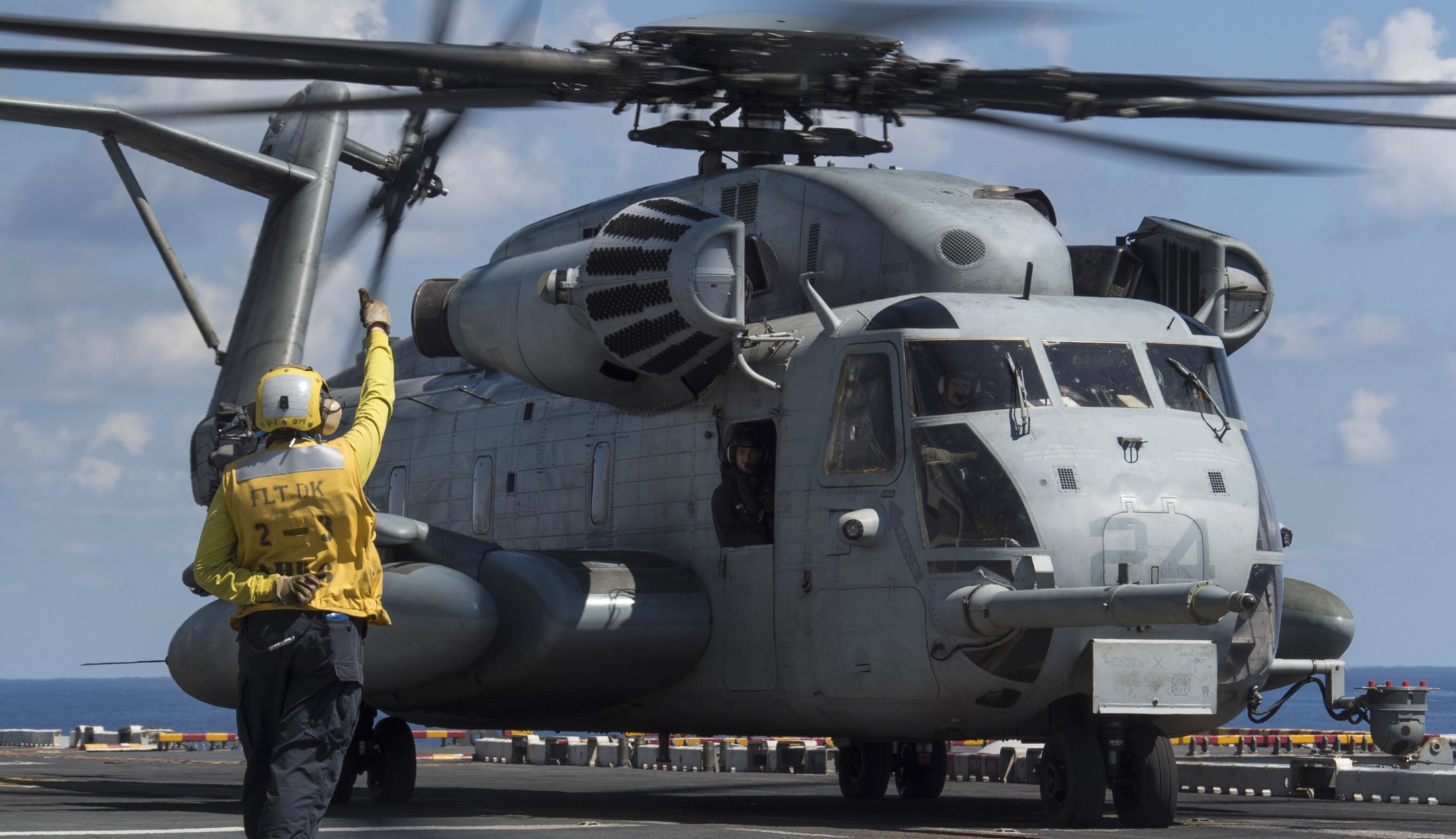 hmh-462 heavy haulers ch-53e super stallion marine heavy helicopter squadron lhd-6 uss bonhomme richard 89