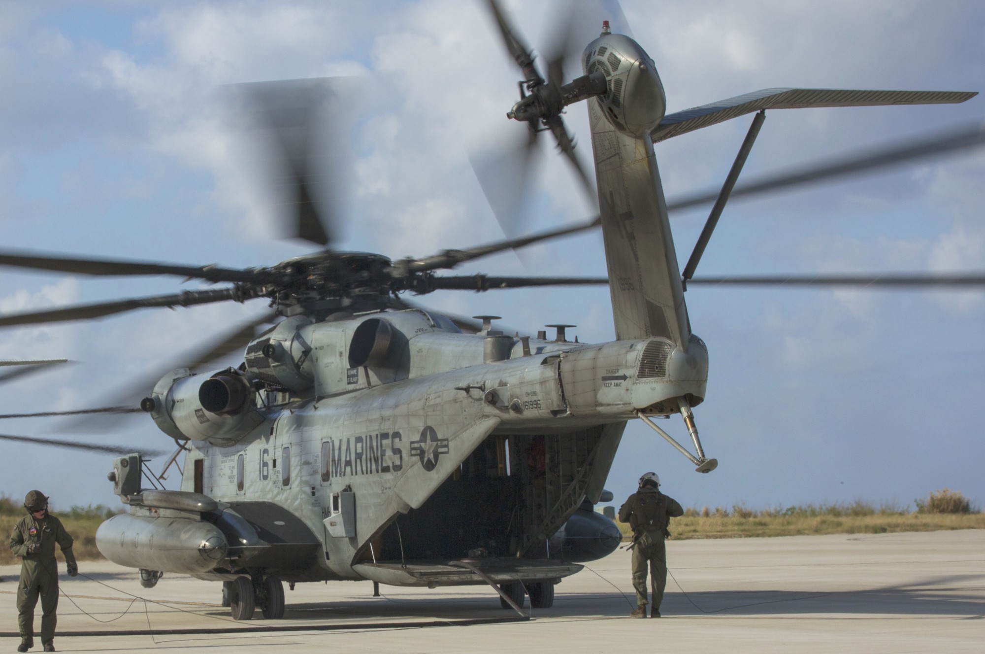 hmh-462 heavy haulers ch-53e super stallion marine heavy helicopter squadron japan 104