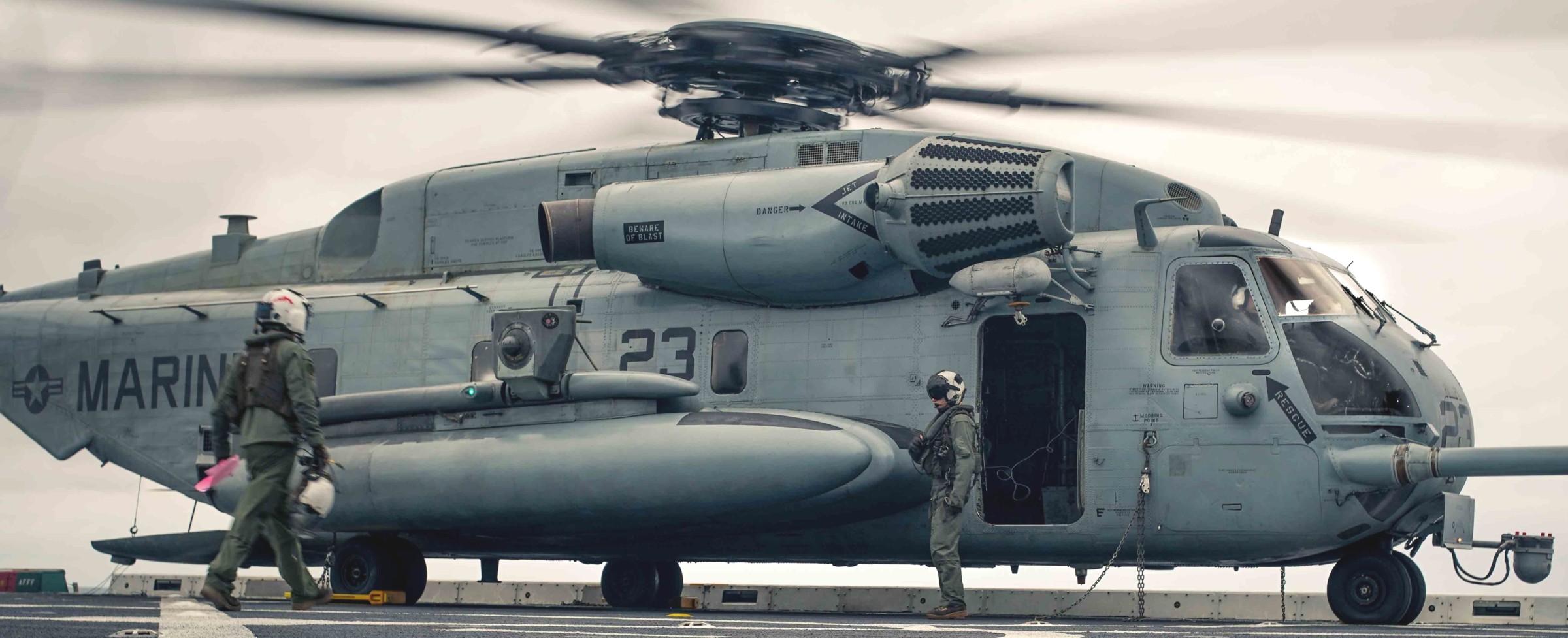 hmh-462 heavy haulers ch-53e super stallion marine heavy helicopter squadron lhd-2 uss essex 116