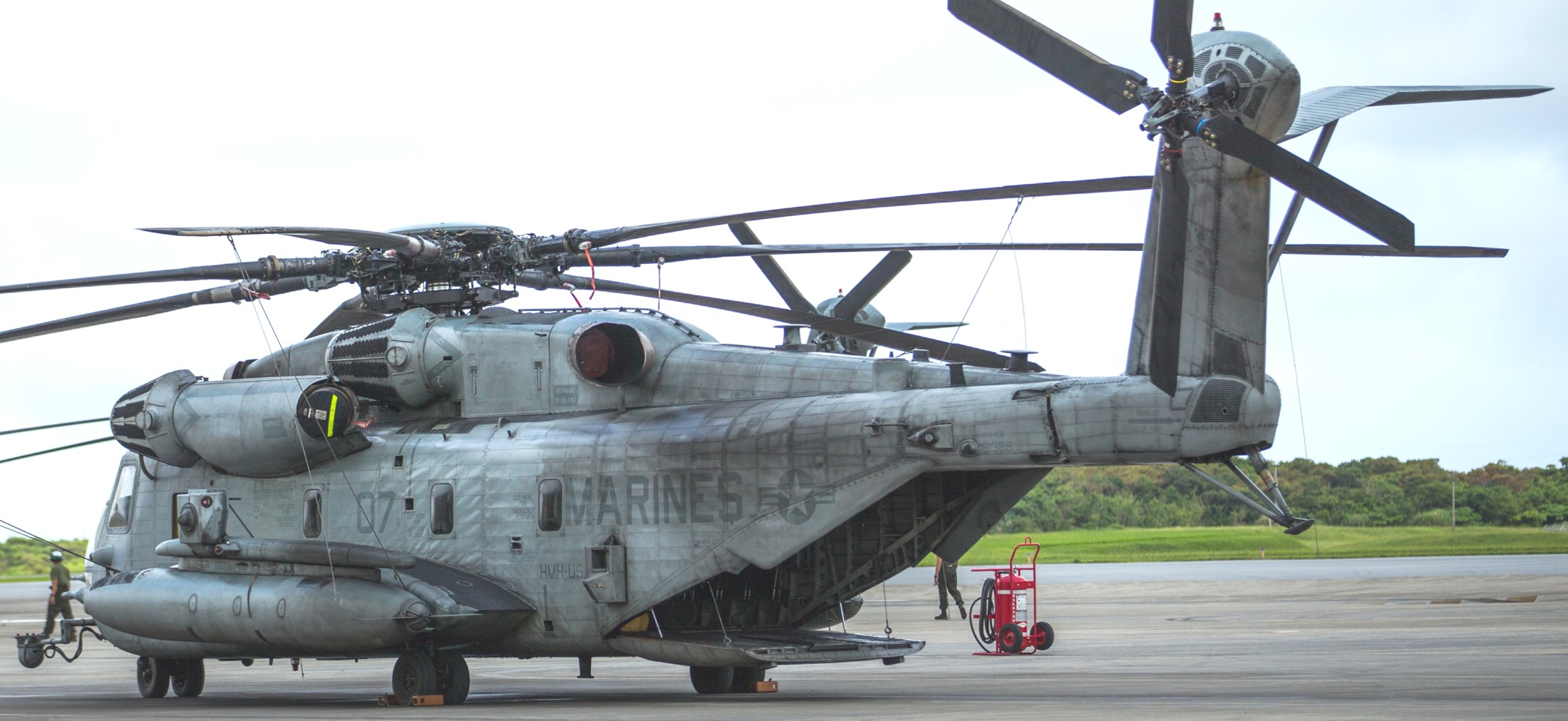 hmh-462 heavy haulers ch-53e super stallion marine heavy helicopter squadron mcas futenma japan