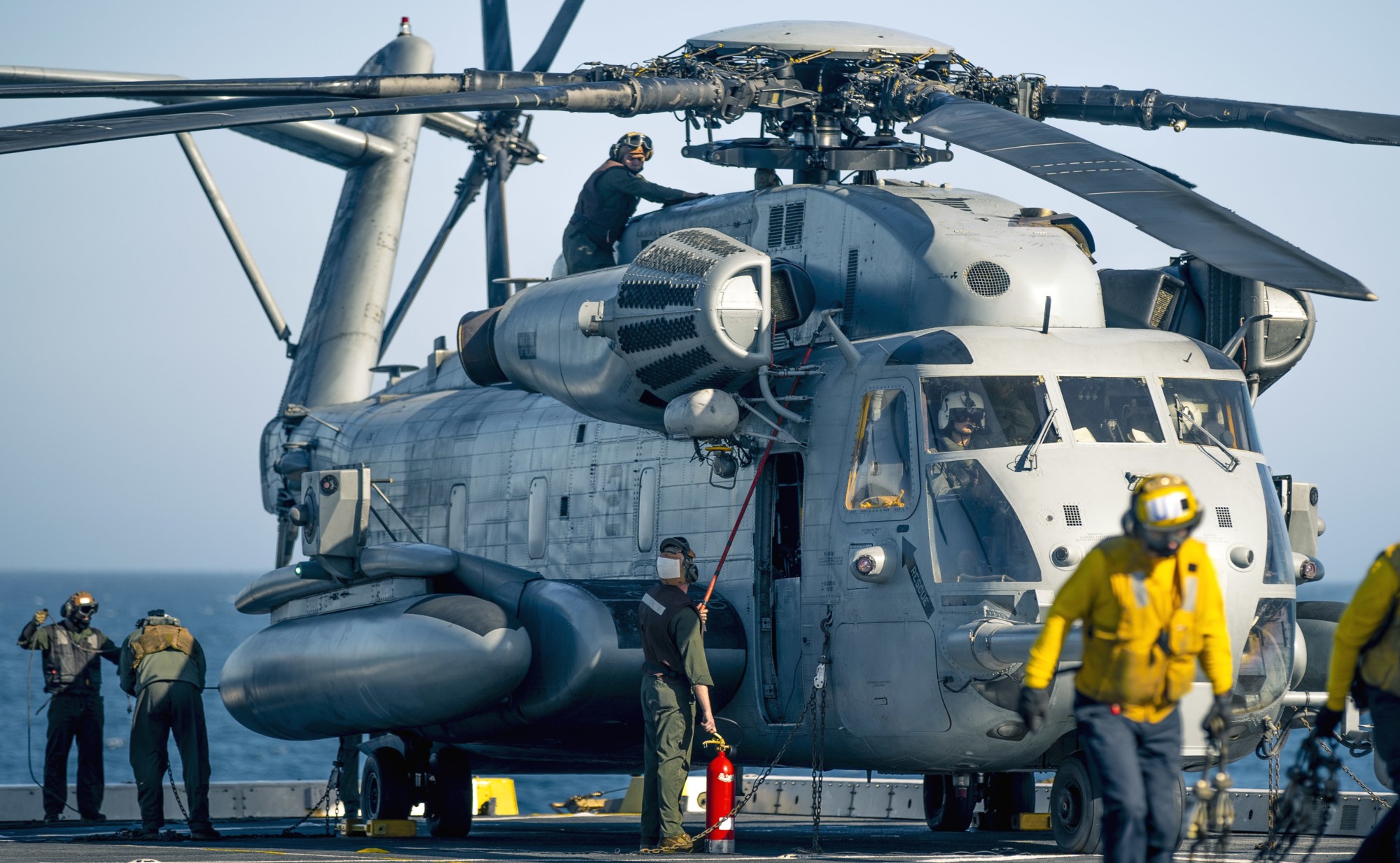 hmh-462 heavy haulers ch-53e super stallion marine heavy helicopter squadron 127