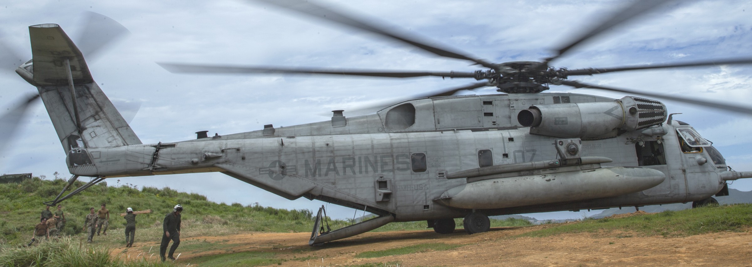 hmh-462 heavy haulers ch-53e super stallion marine heavy helicopter squadron 131