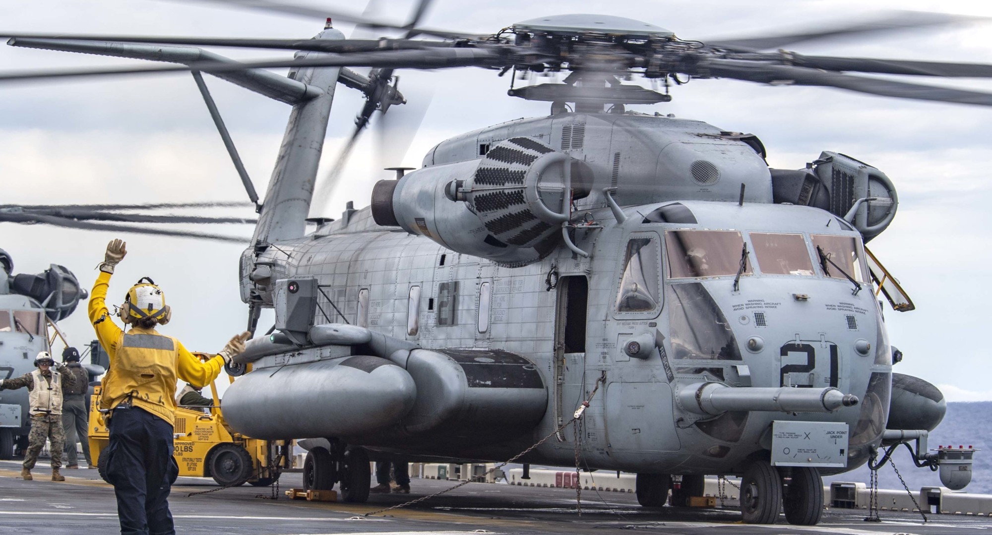 hmh-462 heavy haulers ch-53e super stallion marine heavy helicopter squadron 132