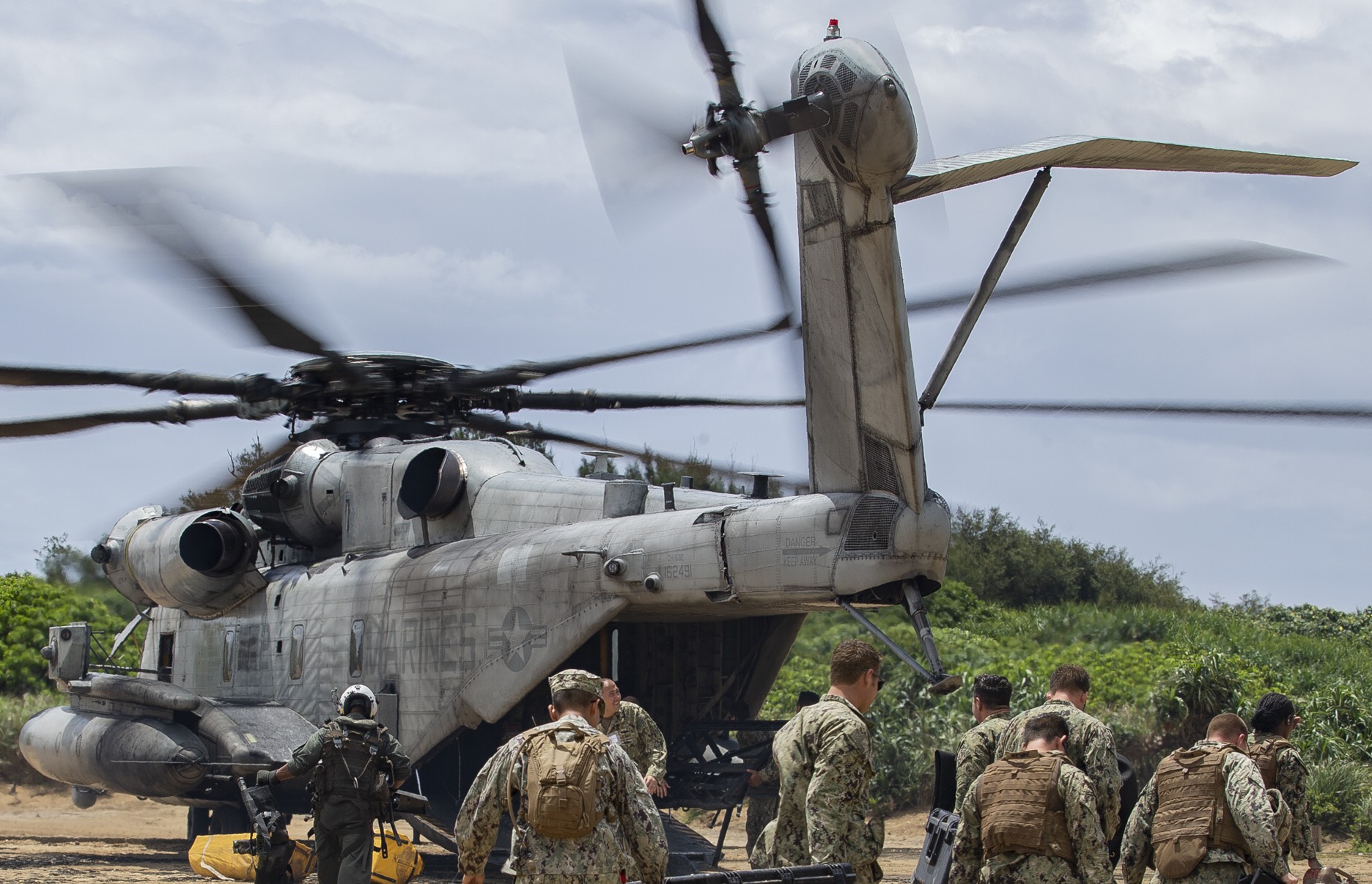 hmh-462 heavy haulers ch-53e super stallion marine heavy helicopter squadron okinawa japan 134