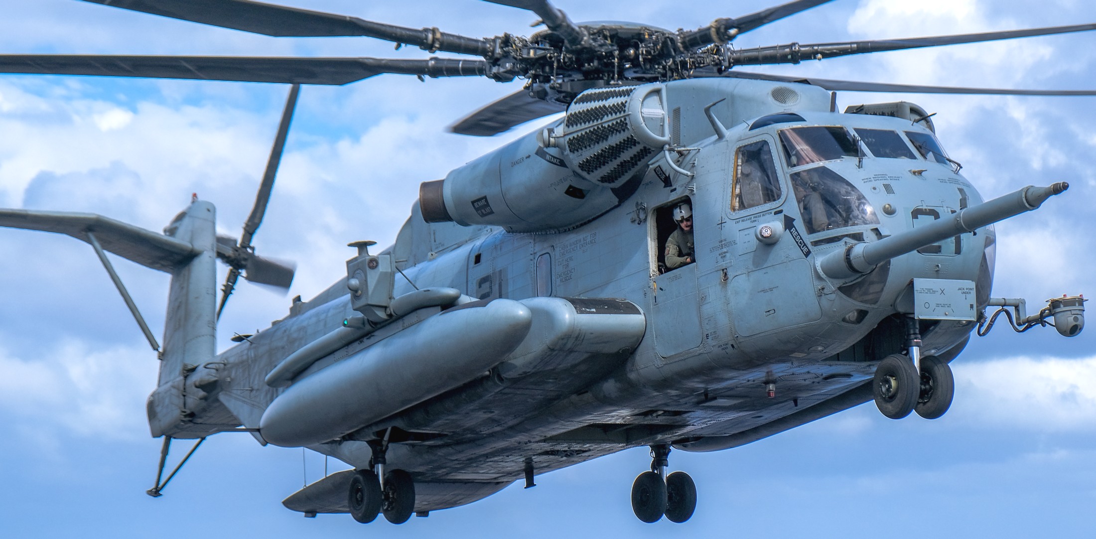 hmh-462 heavy haulers ch-53e super stallion marine heavy helicopter squadron lha-6 uss america 135