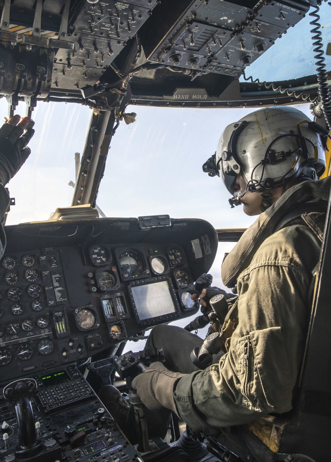 hmh-462 heavy haulers ch-53e super stallion marine heavy helicopter squadron cockpit 152