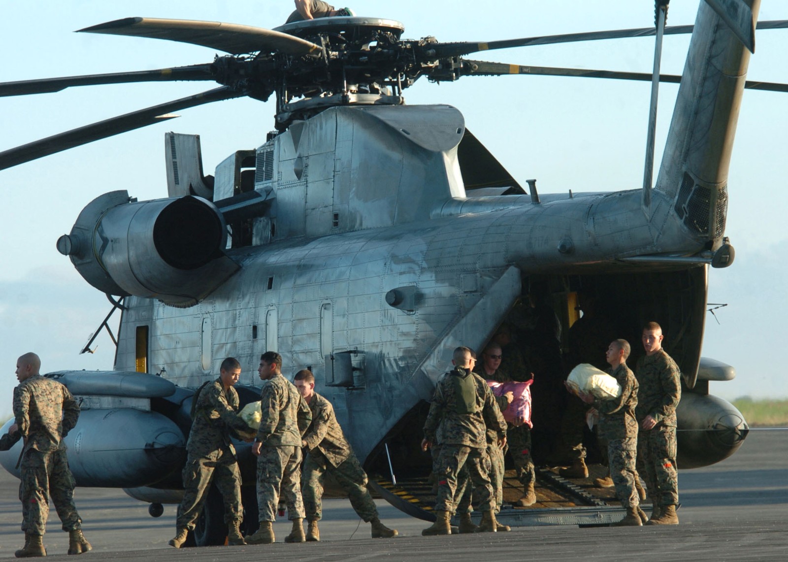 hmh-463 pegasus ch-53d sea stallion marine heavy helicopter squadron usmc clark airport philippines 22