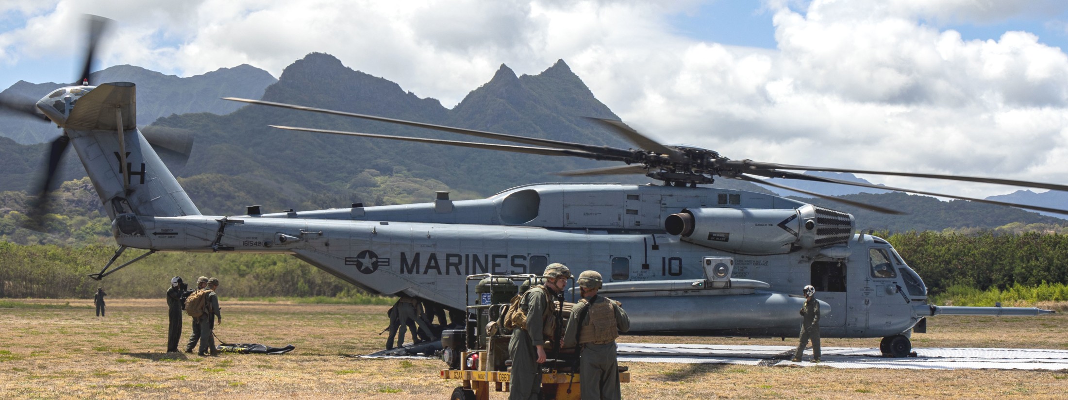 hmh-463 pegasus ch-53e super stallion marine heavy helicopter squadron usmc mcb hawaii kaneohe bay 114