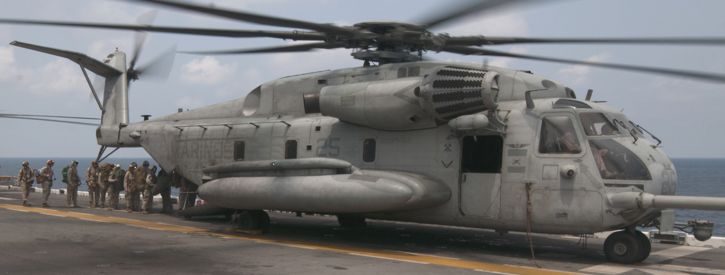 hmh-464 condors ch-53e super stallion marine heavy helicopter squadron lhd-6 uss bonhomme richard 74