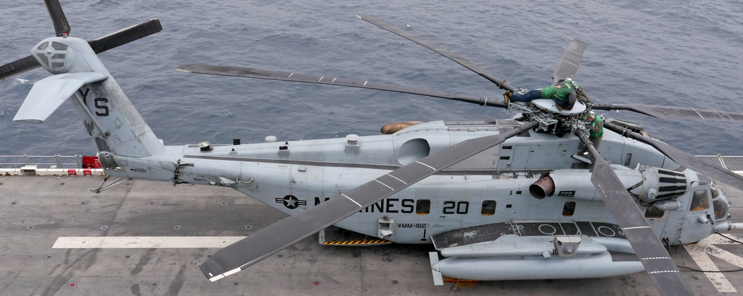 hmh-464 condors ch-53e super stallion marine heavy helicopter squadron lhd-7 uss iwo jima 130