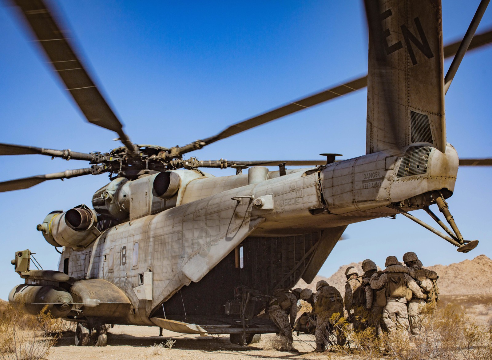 hmh-464 condors ch-53e super stallion marine heavy helicopter squadron mcagcc twentynine palms 138