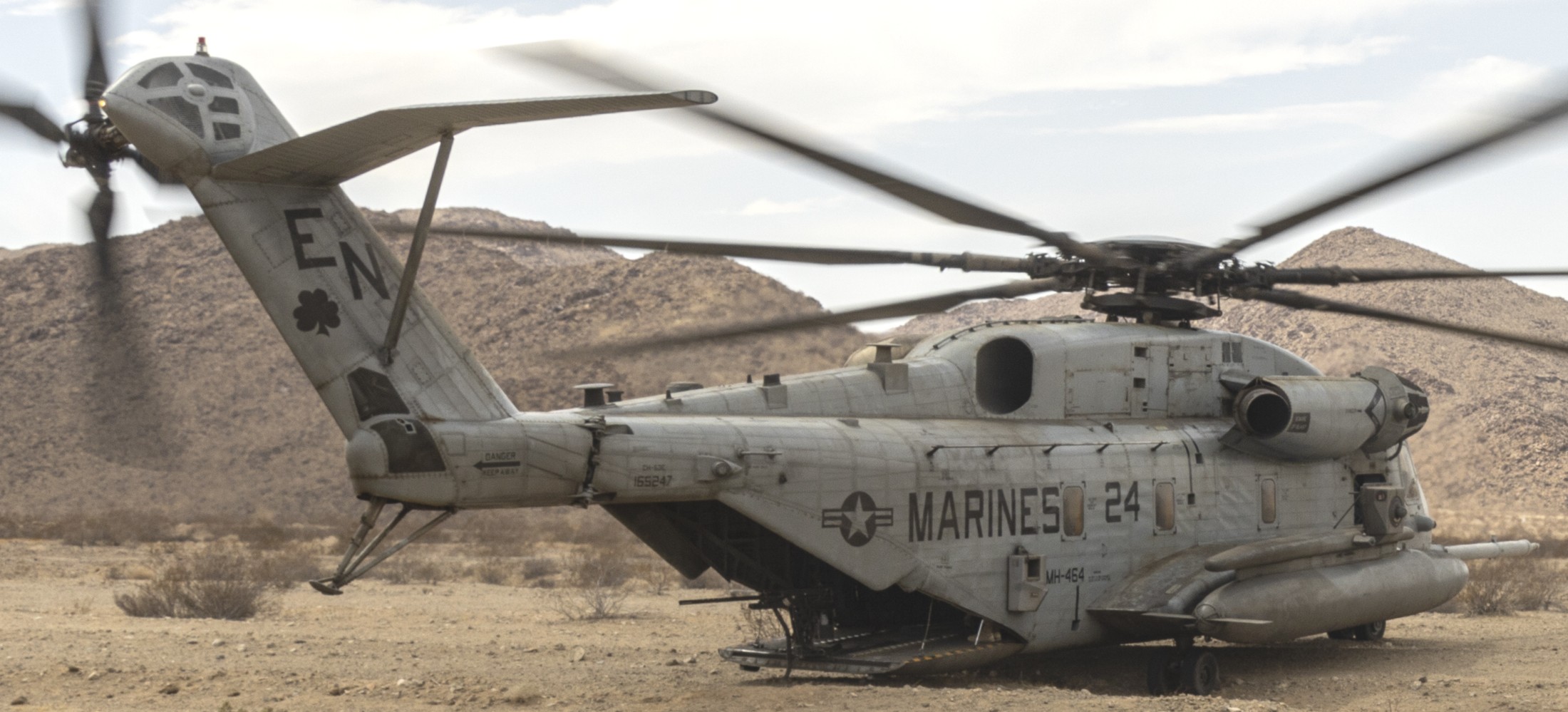 hmh-464 condors ch-53e super stallion marine heavy helicopter squadron mcagcc 29 palms 140