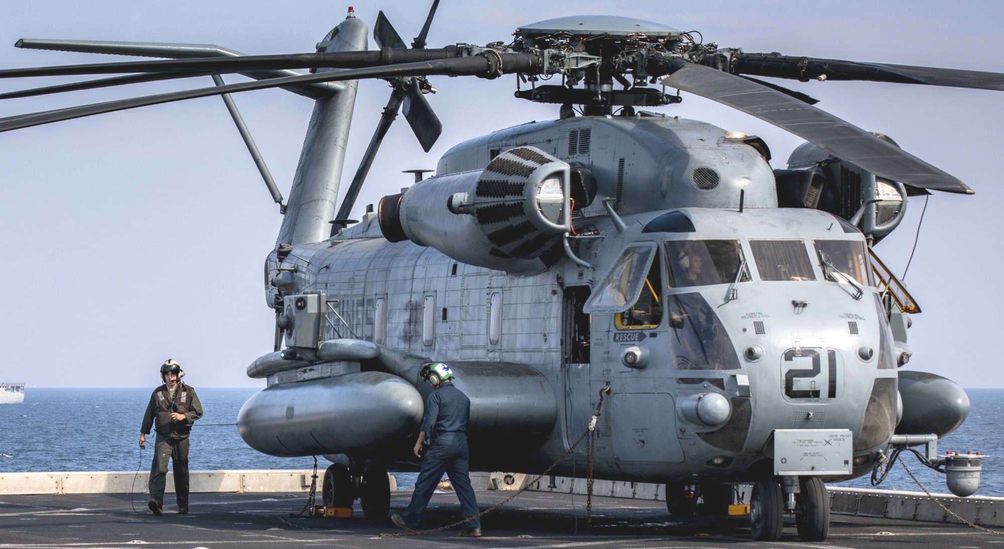 hmh-464 condors ch-53e super stallion marine heavy helicopter squadron lpd-24 uss arlington 145