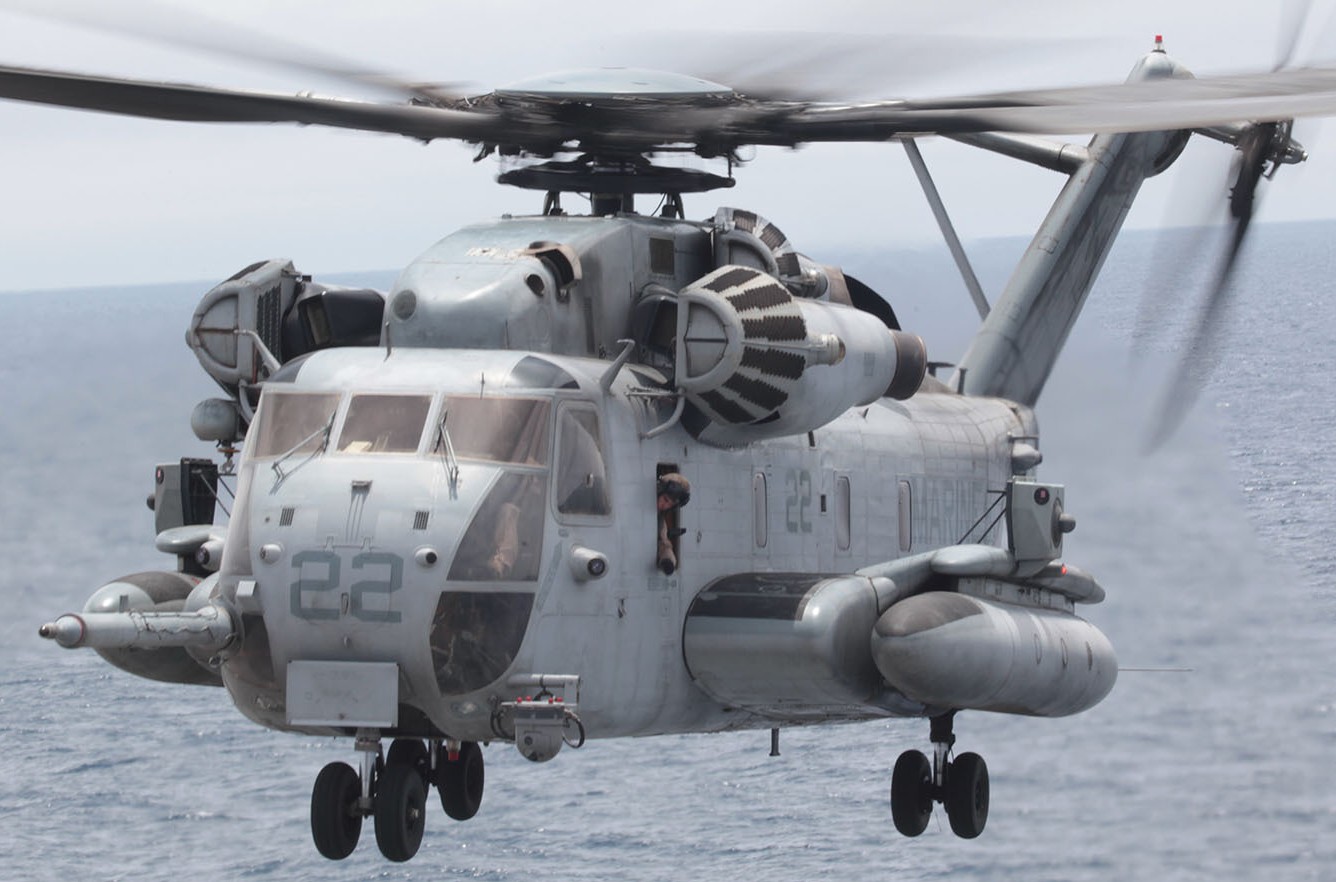 hmh-465 warhorse ch-53e super stallion marine heavy helicopter squadron lhd-4 uss boxer 36