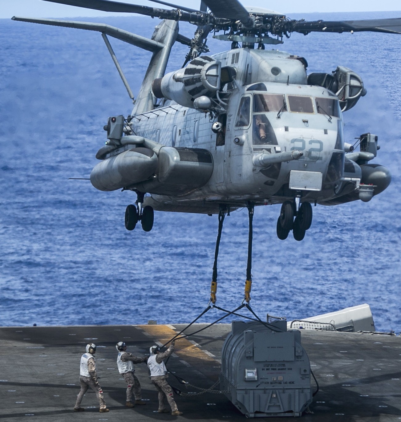 hmh-465 warhorse ch-53e super stallion marine heavy helicopter squadron lhd-2 uss essex 49