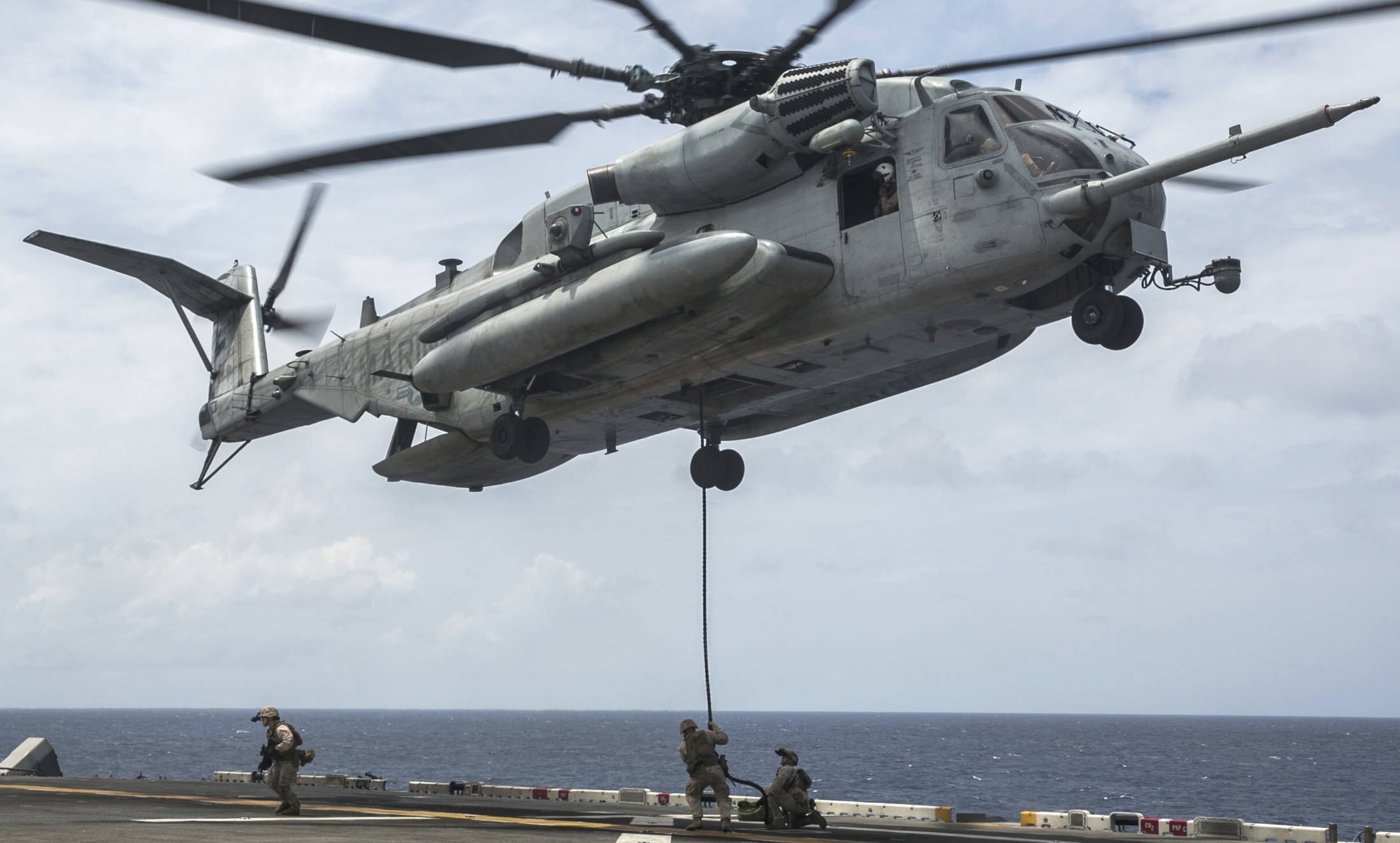 hmh-465 warhorse ch-53e super stallion marine heavy helicopter squadron lhd-2 uss essex 51