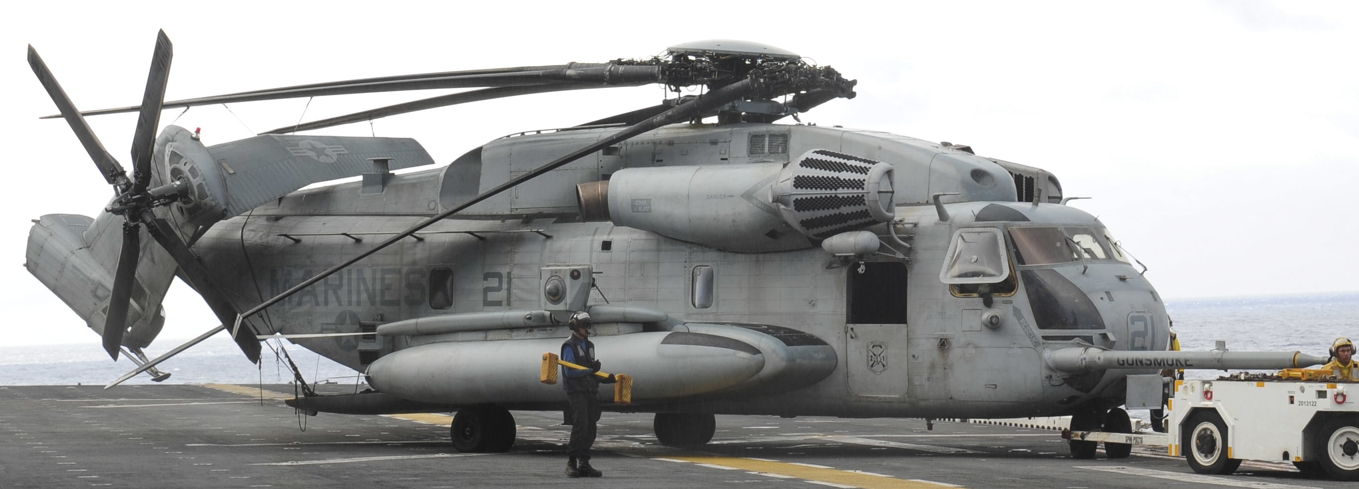 hmh-465 warhorse ch-53e super stallion marine heavy helicopter squadron lhd-4 uss boxer 61