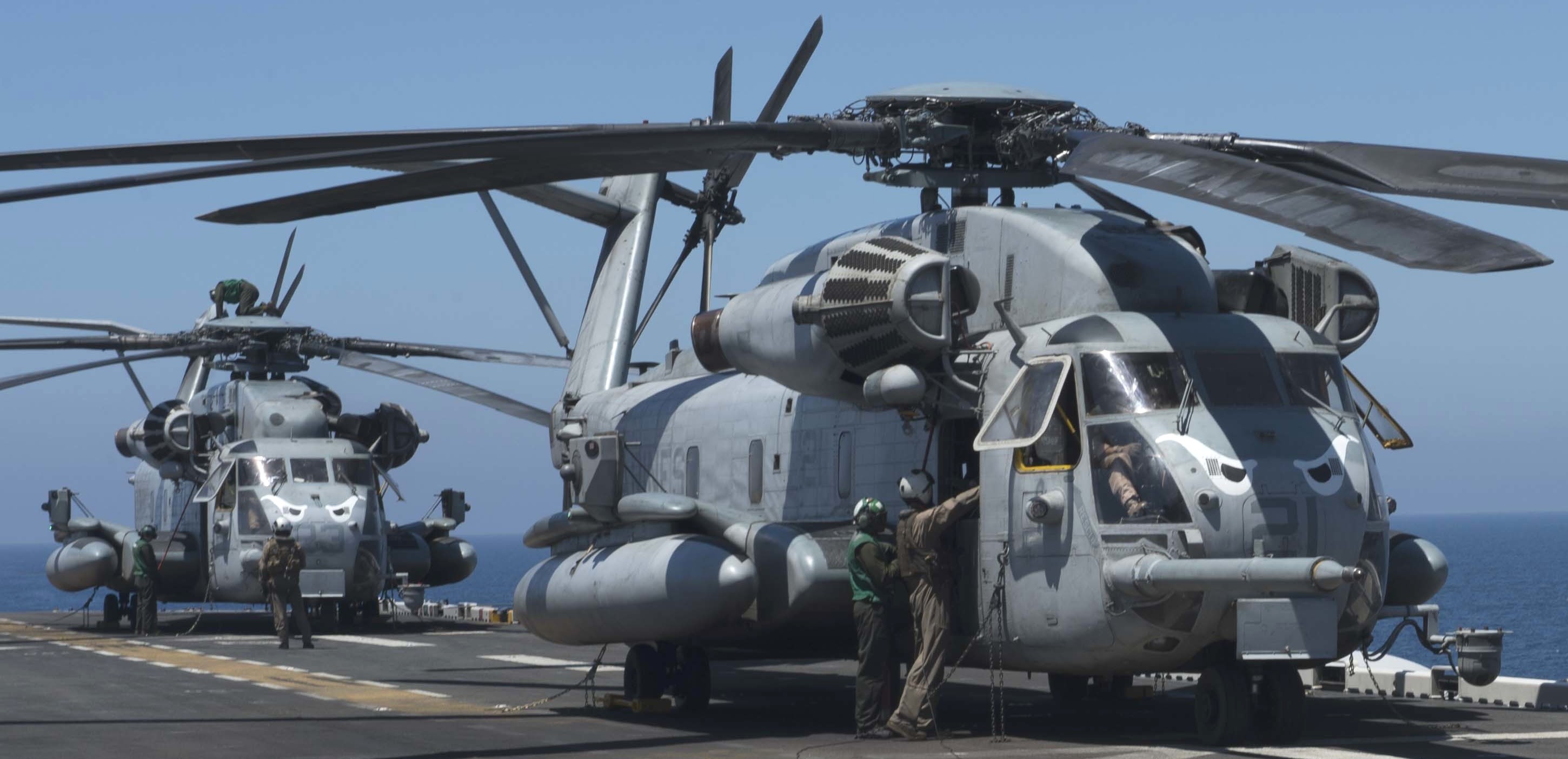 hmh-465 warhorse ch-53e super stallion marine heavy helicopter squadron lhd-8 uss makin island 62