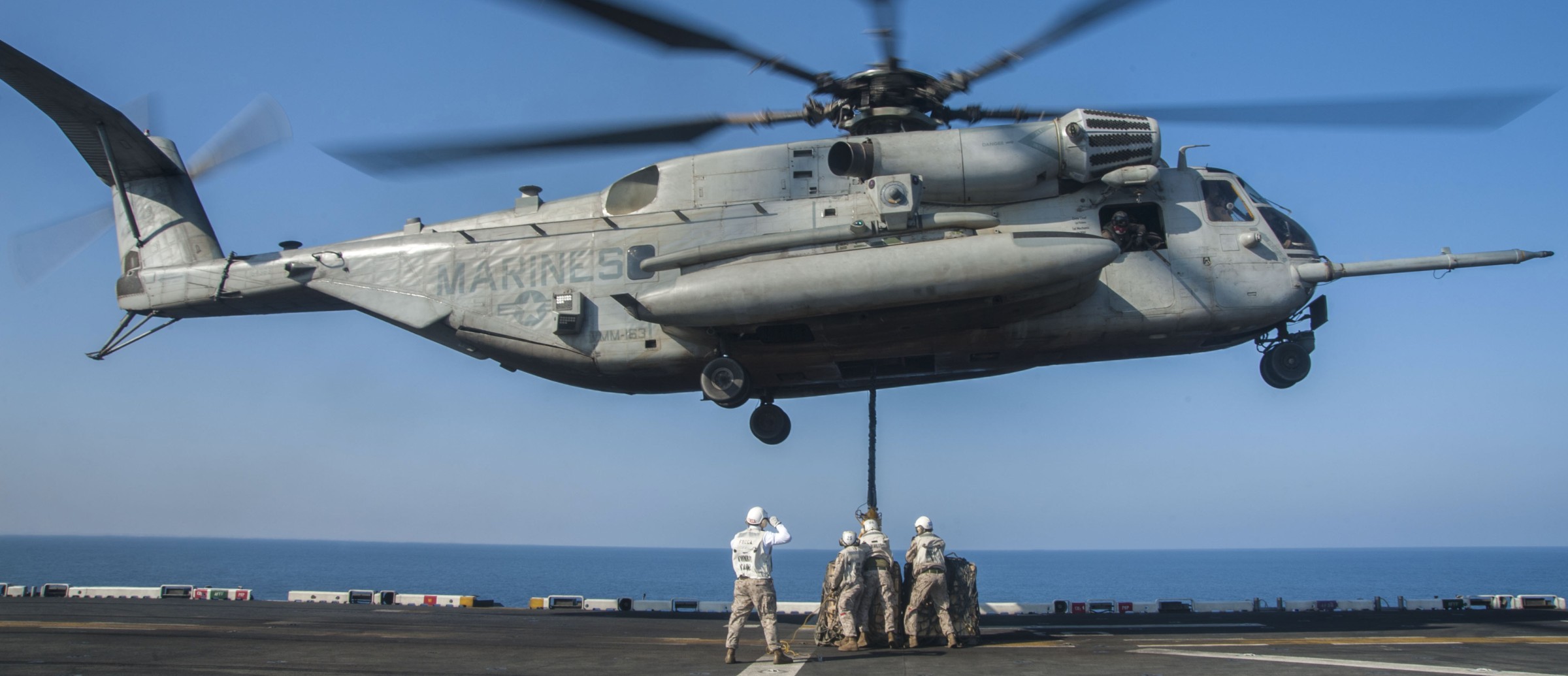 hmh-465 warhorse ch-53e super stallion marine heavy helicopter squadron lhd-8 uss makin island 66