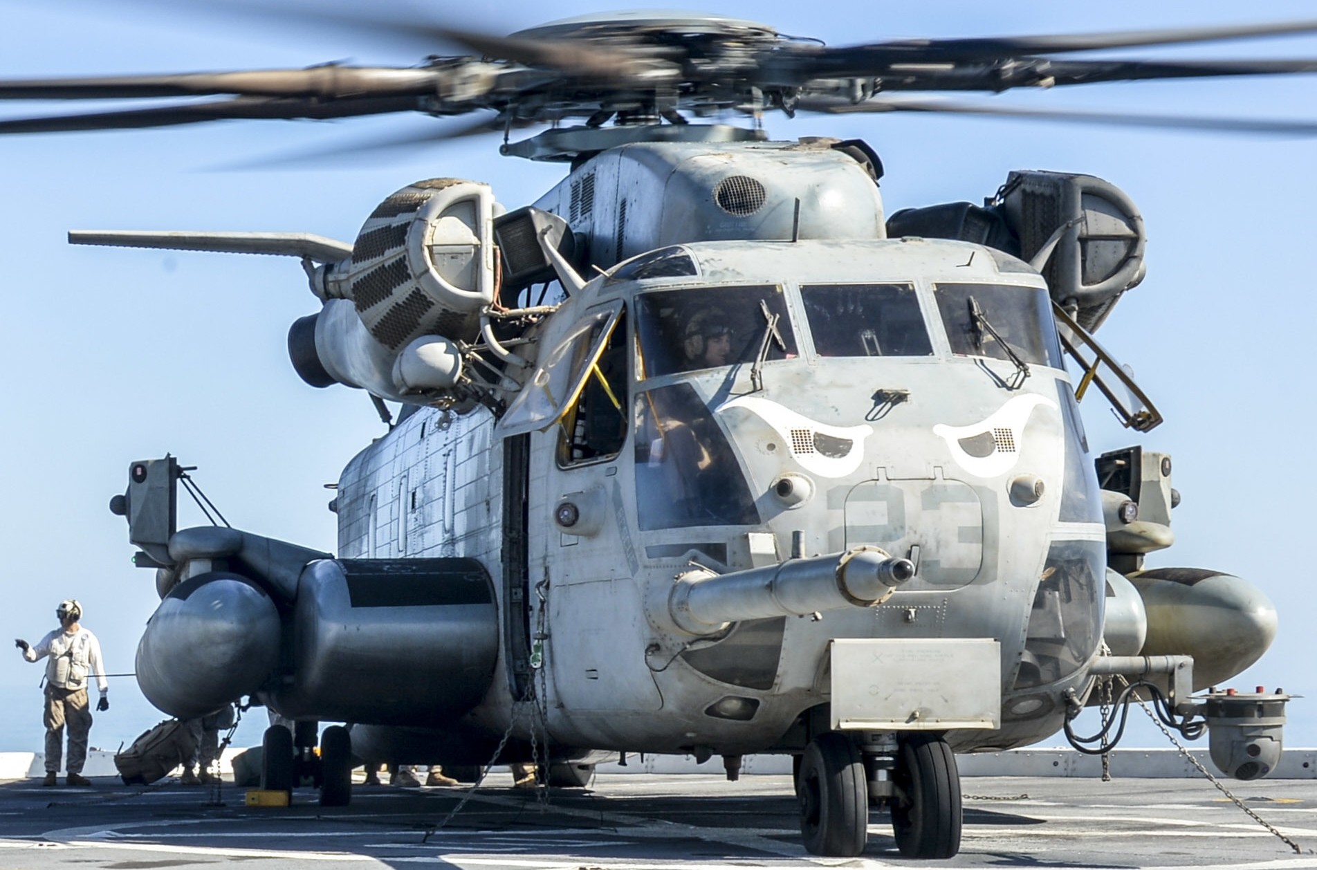 hmh-465 warhorse ch-53e super stallion marine heavy helicopter squadron lpd-25 uss somerset 67