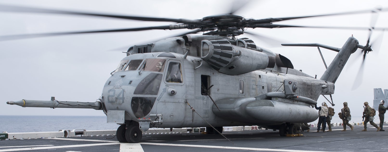 hmh-465 warhorse ch-53e super stallion marine heavy helicopter squadron lhd-6 uss bonhomme richard 70