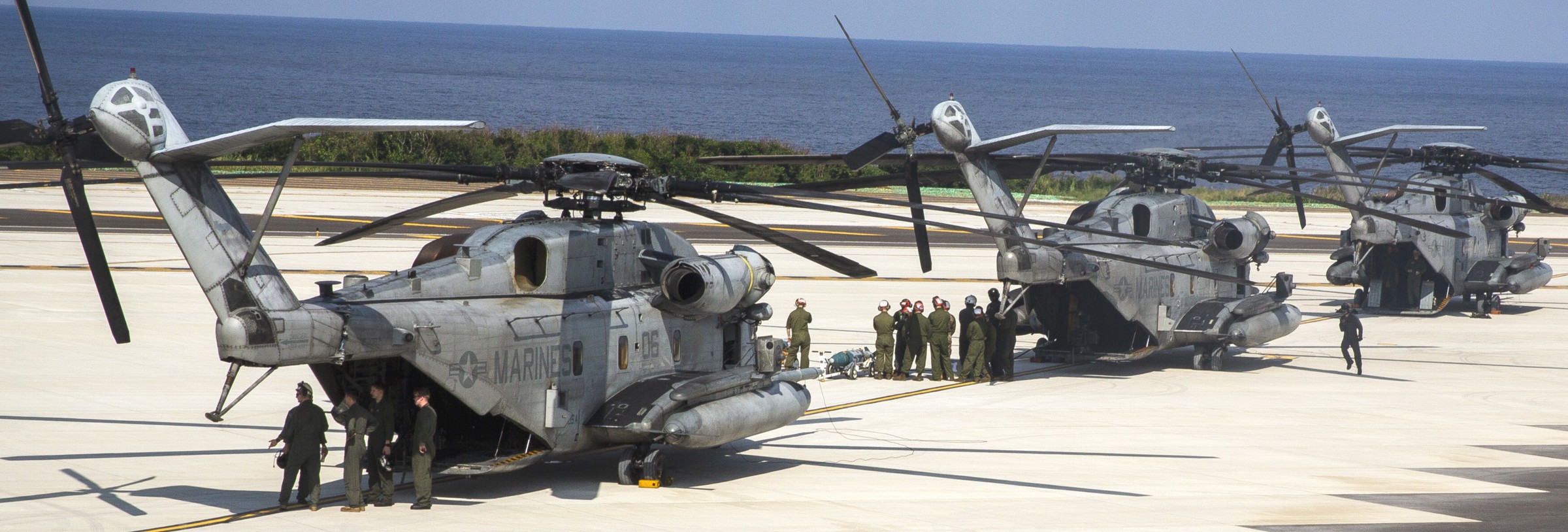 hmh-465 warhorse ch-53e super stallion marine heavy helicopter squadron ie shima training area japan 76