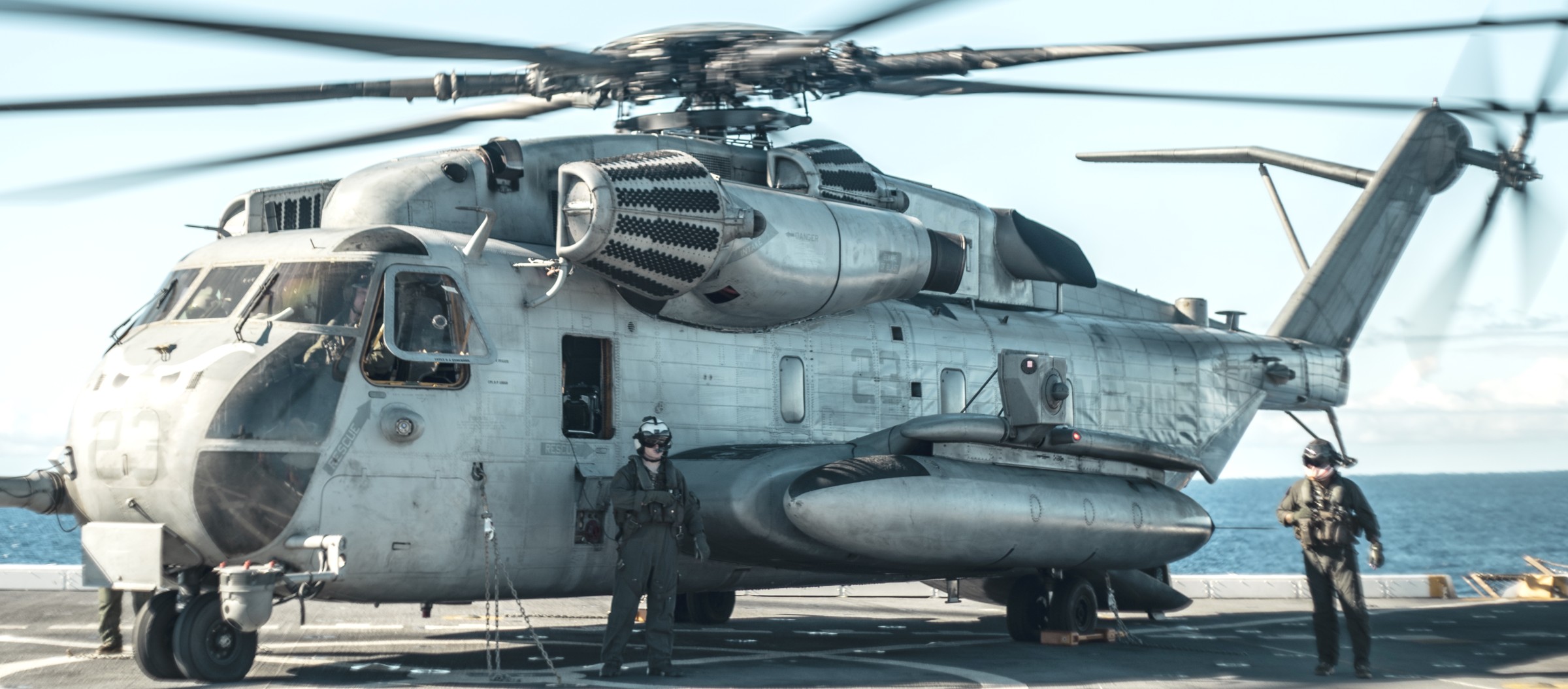 hmh-465 warhorse ch-53e super stallion marine heavy helicopter squadron uss john p. murtha 86