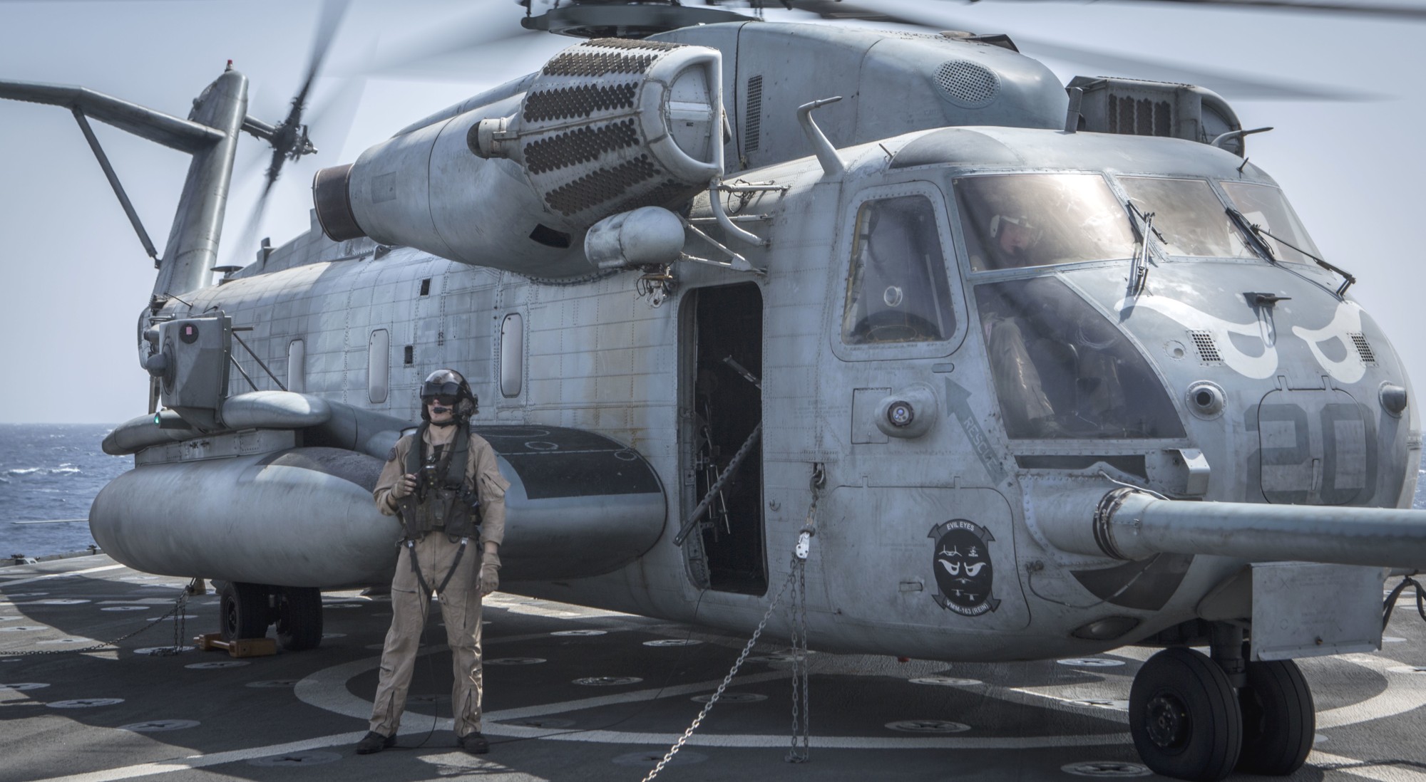 hmh-465 warhorse ch-53e super stallion marine heavy helicopter squadron lsd-49 uss harpers ferry 91