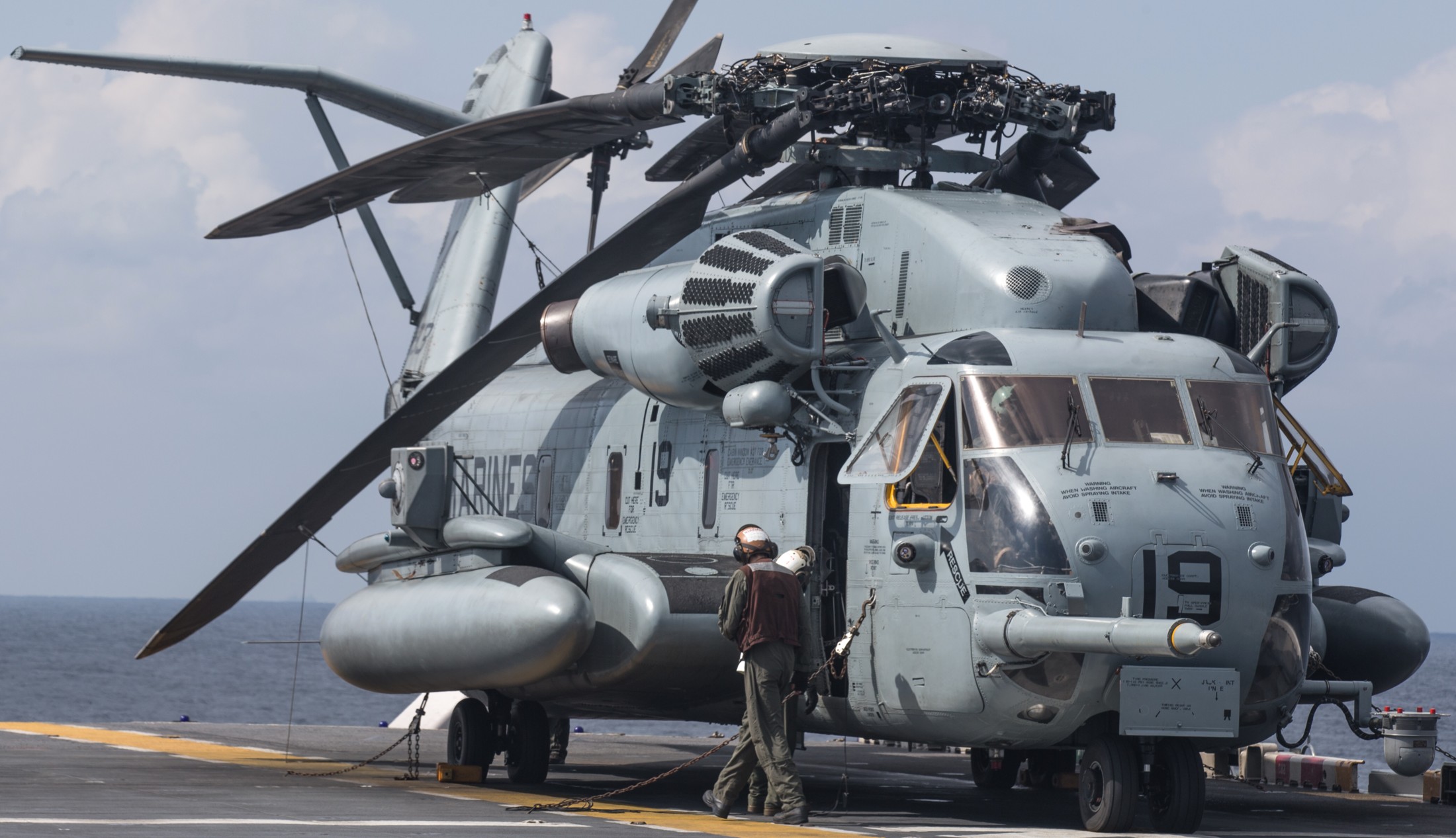 hmh-465 warhorse ch-53e super stallion marine heavy helicopter squadron lha-6 uss america 101