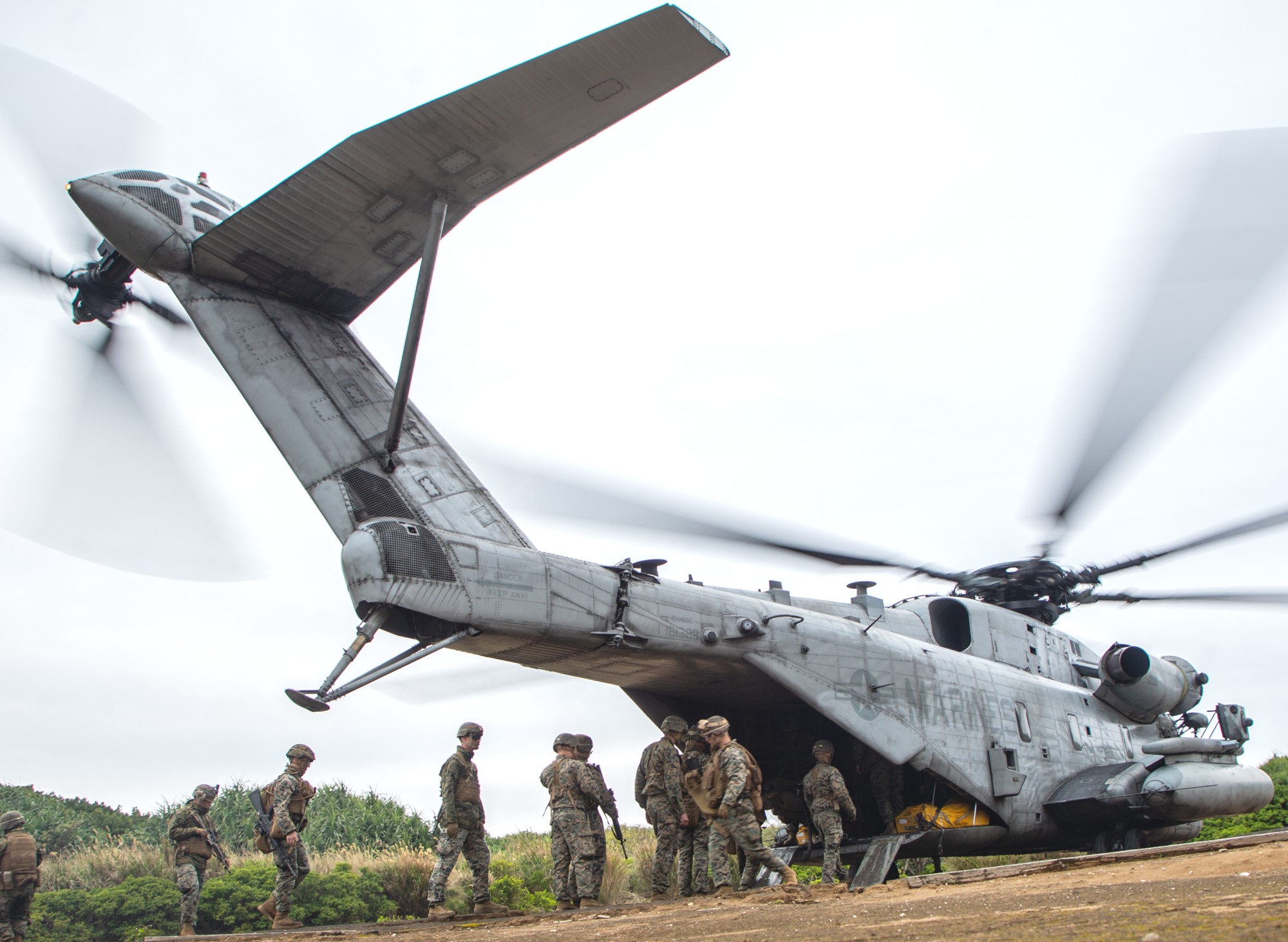 hmh-465 warhorse ch-53e super stallion marine heavy helicopter squadron camp schwab okinawa 102