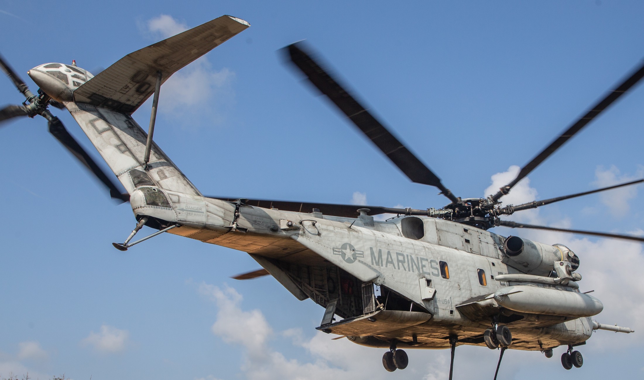 hmh-465 warhorse ch-53e super stallion marine heavy helicopter squadron camp hansen okinawa 104