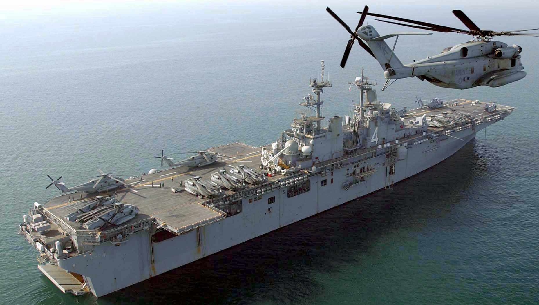 hmh-466 wolfpack ch-53e super stallion marine heavy helicopter squadron lhd-4 uss boxer 12