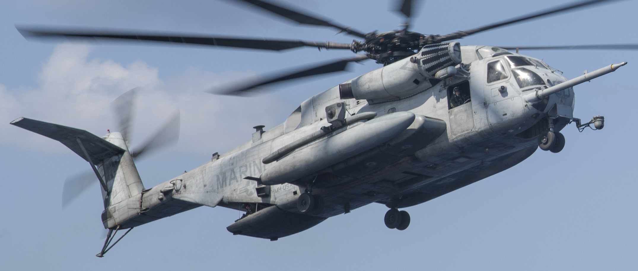 hmh-466 wolfpack ch-53e super stallion marine heavy helicopter squadron lhd-6 uss bonhomme richard 52