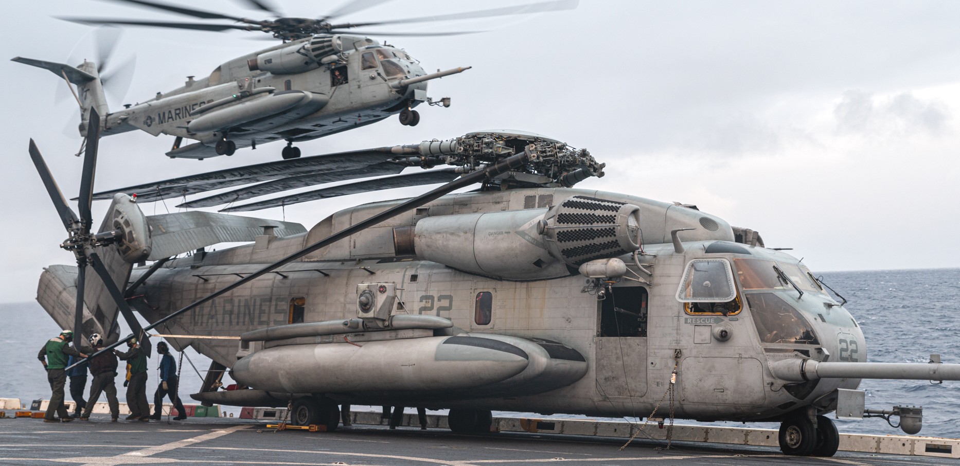 hmh-466 wolfpack ch-53e super stallion marine heavy helicopter squadron lhd-8 uss makin island 57