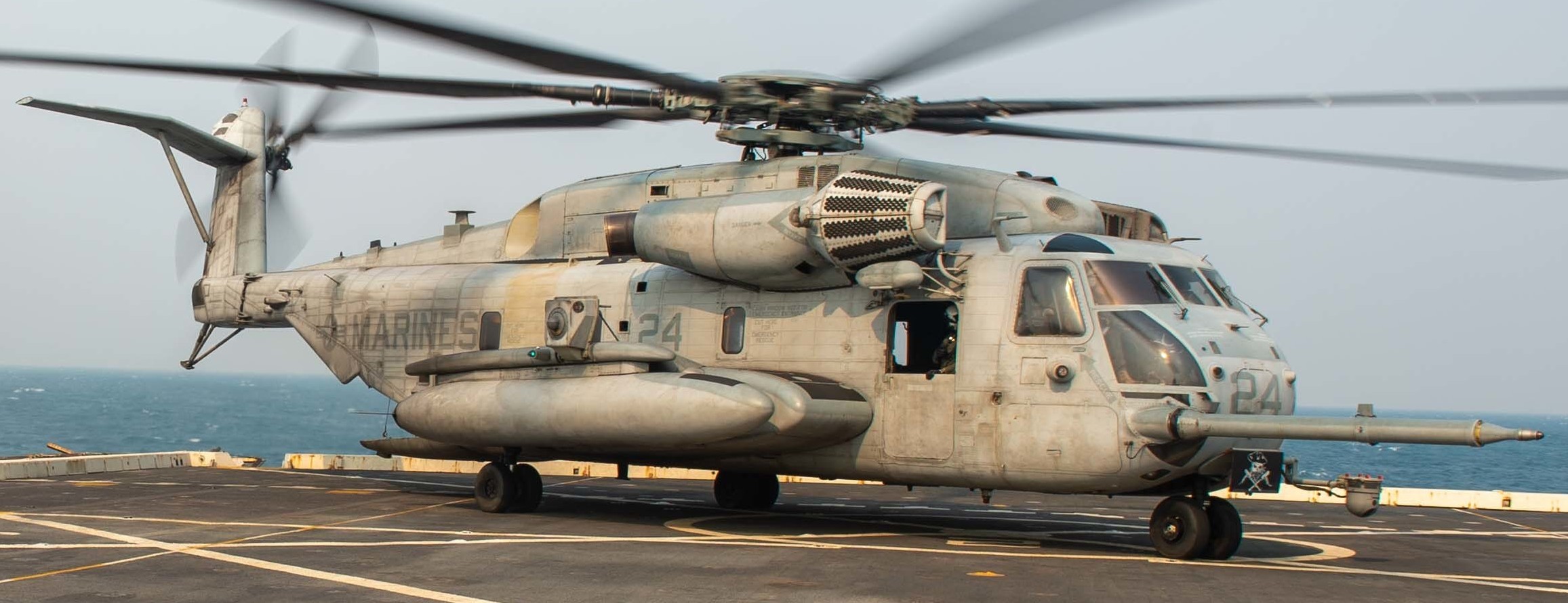 hmh-466 wolfpack ch-53e super stallion marine heavy helicopter squadron lpd-20 uss green bay 63