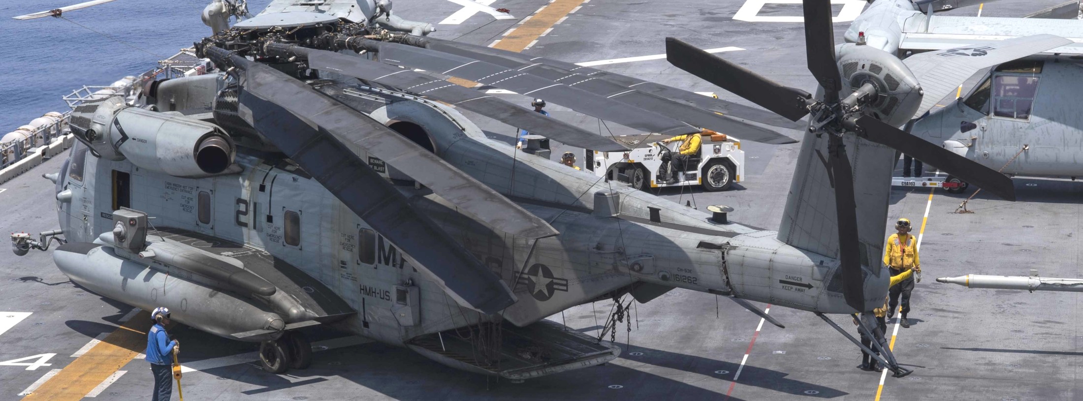 hmh-466 wolfpack ch-53e super stallion marine heavy helicopter squadron lha-6 uss america 68