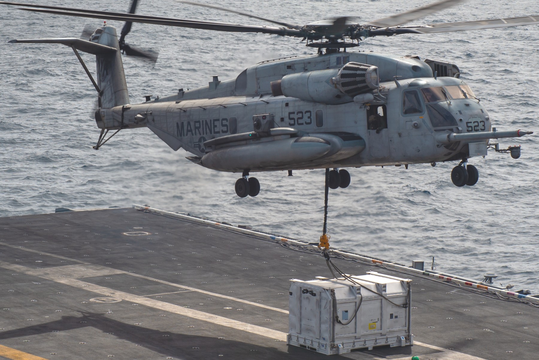 hmh-466 wolfpack ch-53e super stallion marine heavy helicopter squadron cvn-70 uss carl vinson 81