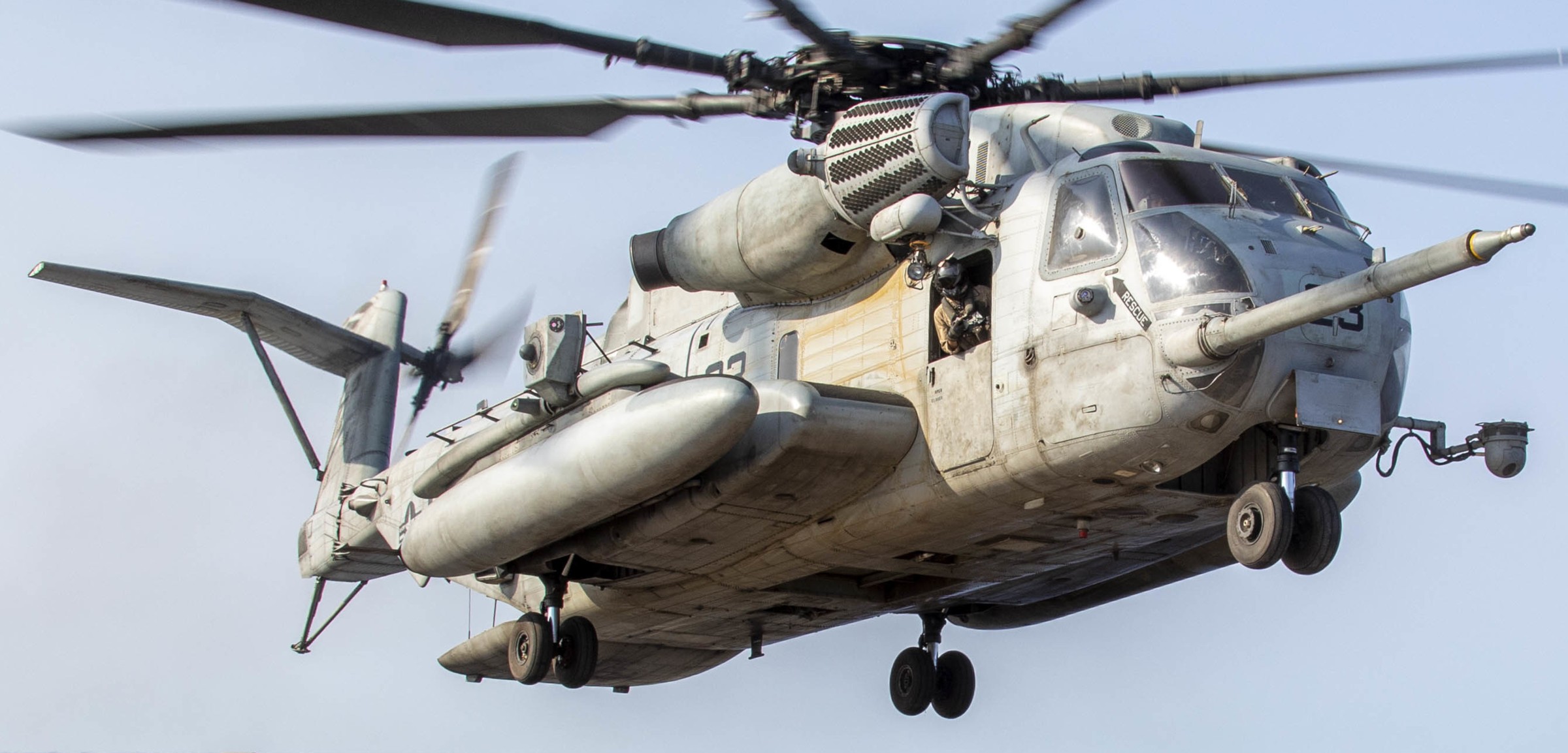 hmh-466 wolfpack ch-53e super stallion marine heavy helicopter squadron lhd-8 uss makin island 85