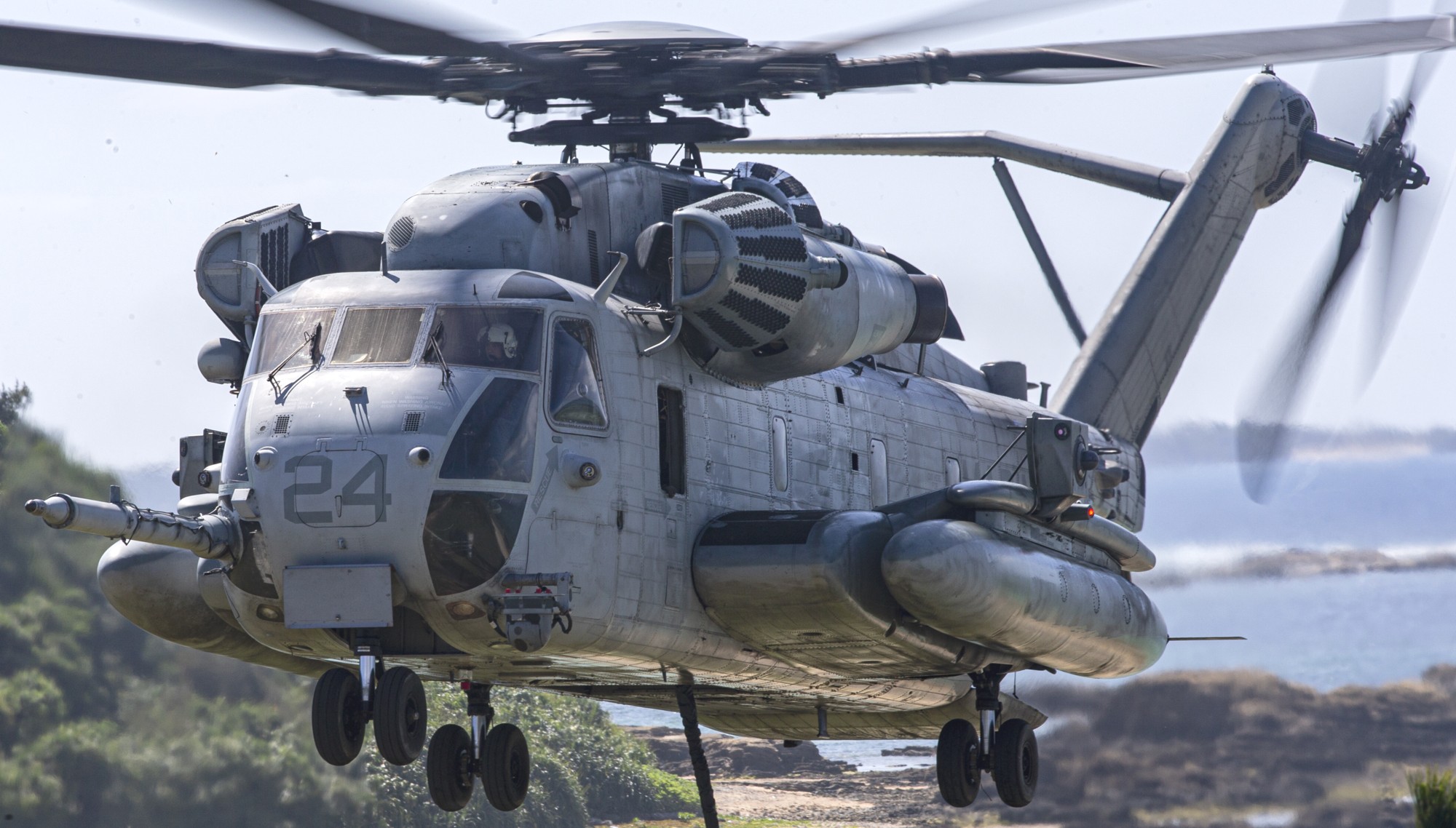 hmh-466 wolfpack ch-53e super stallion marine heavy helicopter squadron 113