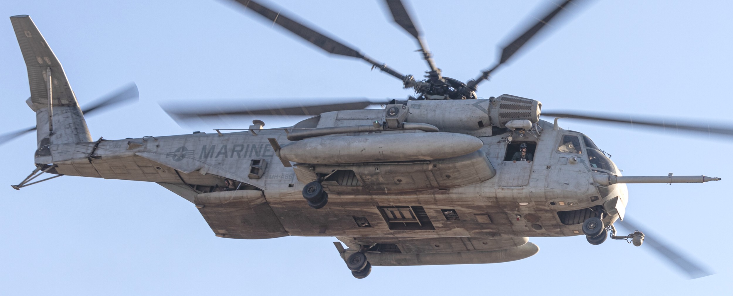 hmh-466 wolfpack ch-53e super stallion marine heavy helicopter squadron mcagcc twentynine palms 117