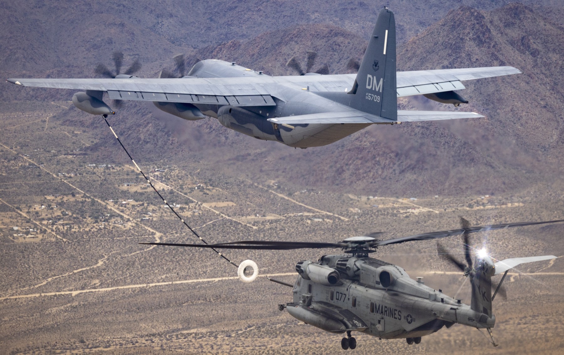 hmh-466 wolfpack ch-53e super stallion marine heavy helicopter squadron inflight refueling 123